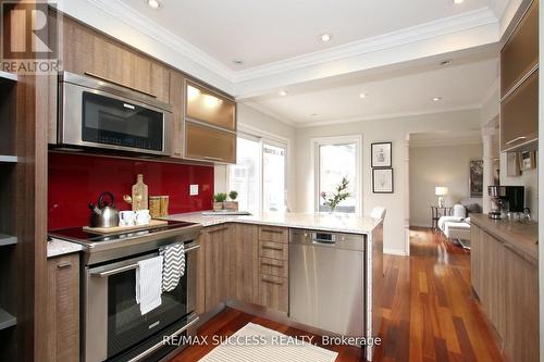 6643 Mockingbird Lane, Mississauga, ON - Indoor Photo Showing Kitchen With Upgraded Kitchen