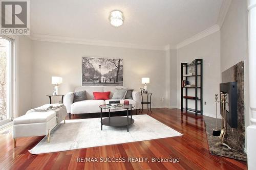 6643 Mockingbird Lane, Mississauga, ON - Indoor Photo Showing Living Room