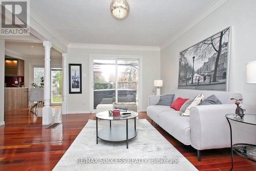 6643 Mockingbird Lane, Mississauga, ON - Indoor Photo Showing Living Room