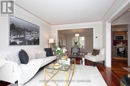 6643 Mockingbird Lane, Mississauga, ON - Indoor Photo Showing Living Room