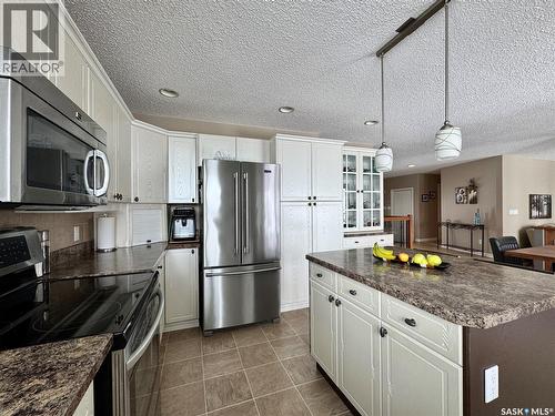 140 Morrison Drive, Yorkton, SK - Indoor Photo Showing Kitchen With Upgraded Kitchen