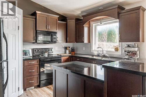 671 Fairbrother Place, Saskatoon, SK - Indoor Photo Showing Kitchen
