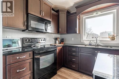 671 Fairbrother Place, Saskatoon, SK - Indoor Photo Showing Kitchen