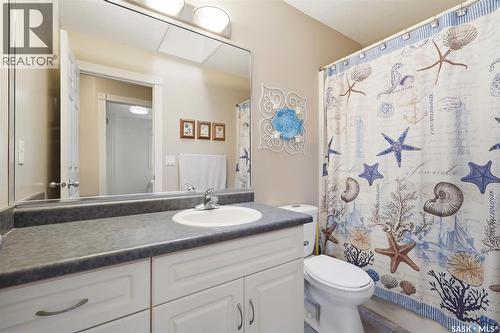 402 Overholt Crescent, Saskatoon, SK - Indoor Photo Showing Bathroom