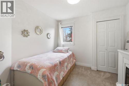 402 Overholt Crescent, Saskatoon, SK - Indoor Photo Showing Bedroom