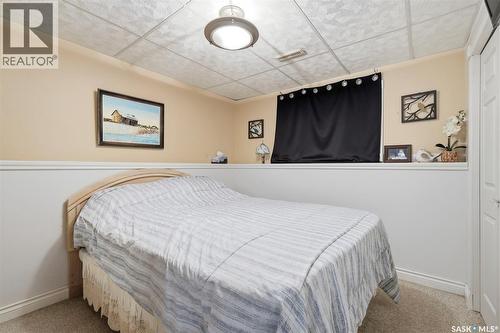 402 Overholt Crescent, Saskatoon, SK - Indoor Photo Showing Bedroom