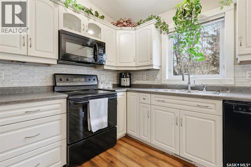402 Overholt Crescent, Saskatoon, SK - Indoor Photo Showing Kitchen