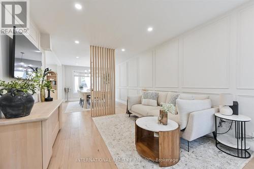 7337 Sandhurst Drive, Mississauga, ON - Indoor Photo Showing Living Room