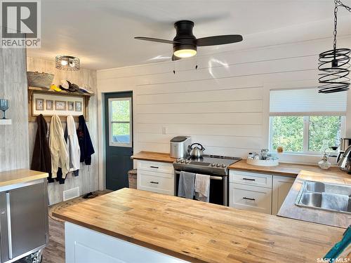 100 Misty Bay Drive, Big Shell, SK - Indoor Photo Showing Kitchen With Double Sink