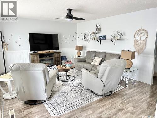 100 Misty Bay Drive, Big Shell, SK - Indoor Photo Showing Living Room