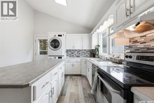27 Lindsay Drive, Saskatoon, SK - Indoor Photo Showing Kitchen