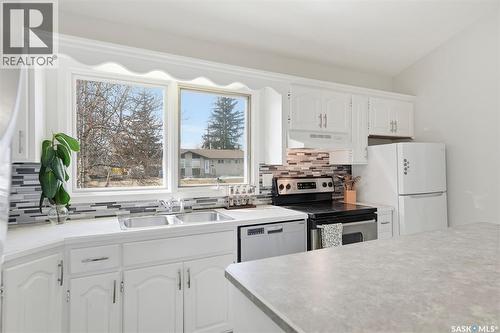 27 Lindsay Drive, Saskatoon, SK - Indoor Photo Showing Kitchen With Double Sink