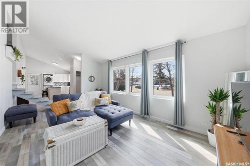 27 Lindsay Drive, Saskatoon, SK - Indoor Photo Showing Living Room