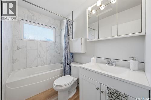 27 Lindsay Drive, Saskatoon, SK - Indoor Photo Showing Bathroom