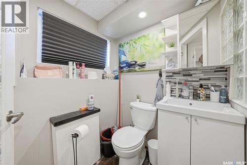 27 Lindsay Drive, Saskatoon, SK - Indoor Photo Showing Bathroom