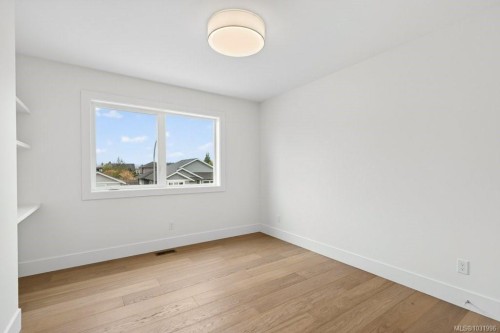 D-875 Grumman Pl, Comox, BC 