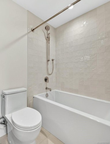 D-875 Grumman Pl, Comox, BC 