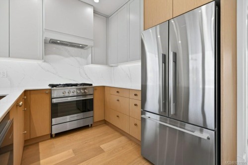 D-875 Grumman Pl, Comox, BC 