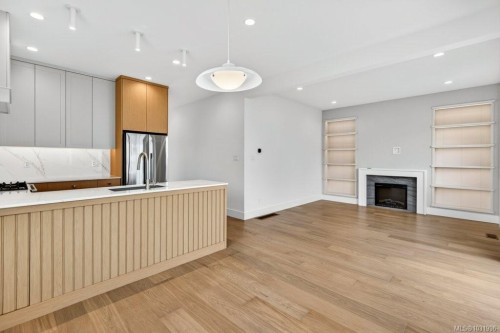 D-875 Grumman Pl, Comox, BC 