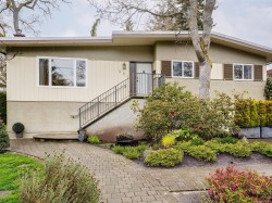 984 Brighton Cres Victoria, BC V8S 2G5