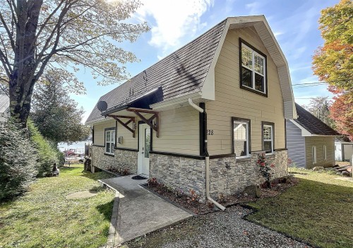 228 129e Avenue  Saint-Hippolyte, QC J8A 2J1