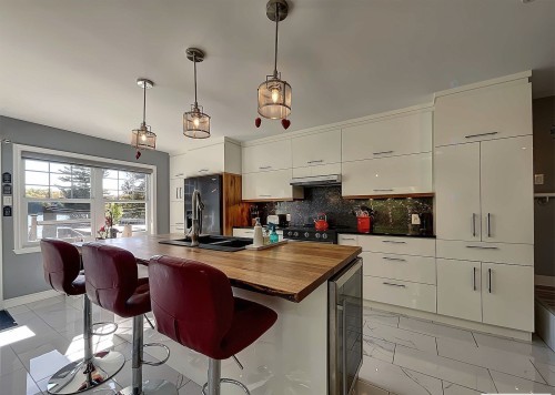 Cuisine - 228 129E Avenue, Saint-Hippolyte, QC - Indoor Photo Showing Kitchen