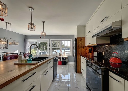 Cuisine - 228 129E Avenue, Saint-Hippolyte, QC - Indoor Photo Showing Kitchen With Double Sink