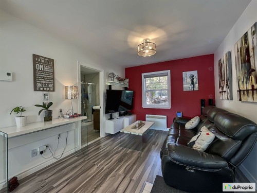 Salon - 228 129E Avenue, Saint-Hippolyte, QC - Indoor Photo Showing Other Room