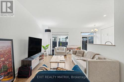 656 Putney Crescent W, Ottawa, ON - Indoor Photo Showing Living Room