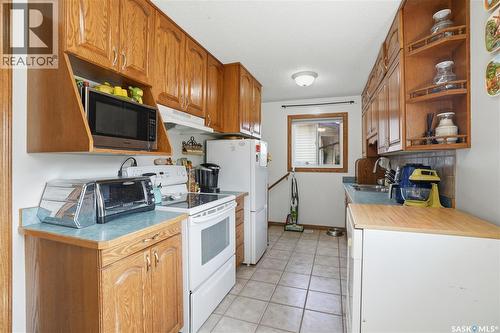 122 Forrester Road, Saskatoon, SK - Indoor Photo Showing Kitchen
