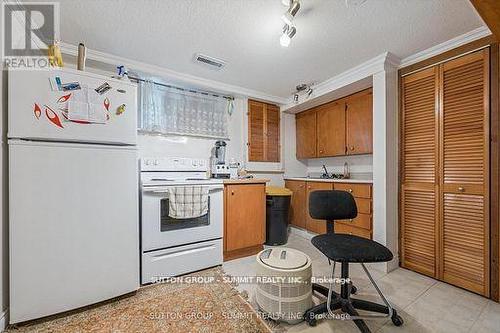 2529 Trondheim Crescent, Mississauga, ON - Indoor Photo Showing Kitchen