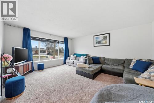 56 Welker Crescent, Saskatoon, SK - Indoor Photo Showing Living Room