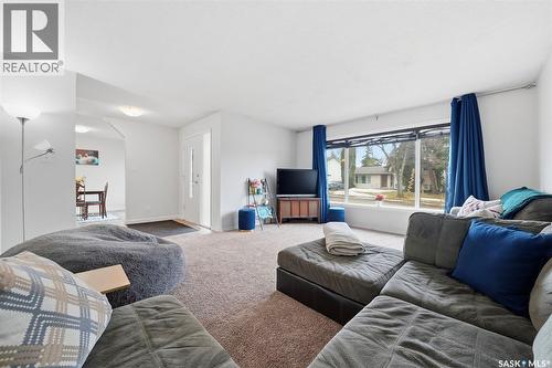 56 Welker Crescent, Saskatoon, SK - Indoor Photo Showing Living Room