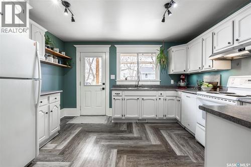 215 27Th Street W, Saskatoon, SK - Indoor Photo Showing Kitchen