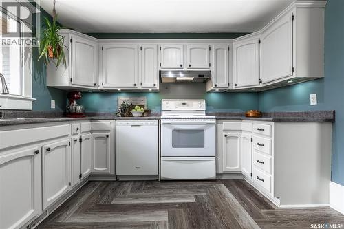 215 27Th Street W, Saskatoon, SK - Indoor Photo Showing Kitchen