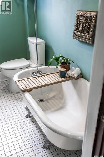 215 27Th Street W, Saskatoon, SK - Indoor Photo Showing Bathroom