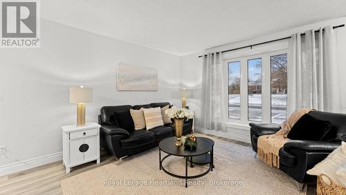 17 Suncoast Drive W, Goderich (Goderich (Town)), ON - Indoor Photo Showing Living Room