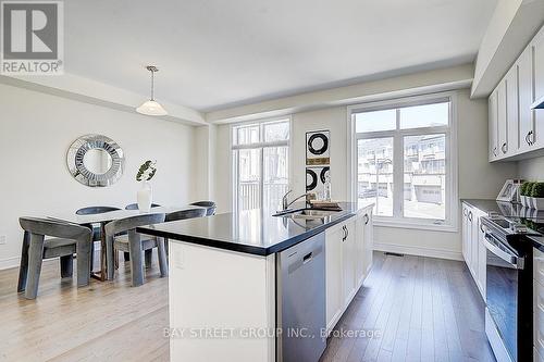 34 Phillipsen Way, Markham, ON - Indoor Photo Showing Kitchen With Upgraded Kitchen