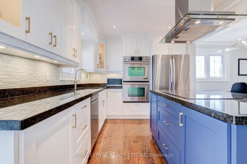 2590 Bromsgrove Road, Mississauga, ON - Indoor Photo Showing Kitchen With Stainless Steel Kitchen With Double Sink With Upgraded Kitchen
