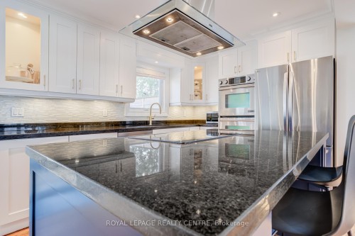 2590 Bromsgrove Road, Mississauga, ON - Indoor Photo Showing Kitchen With Stainless Steel Kitchen With Upgraded Kitchen