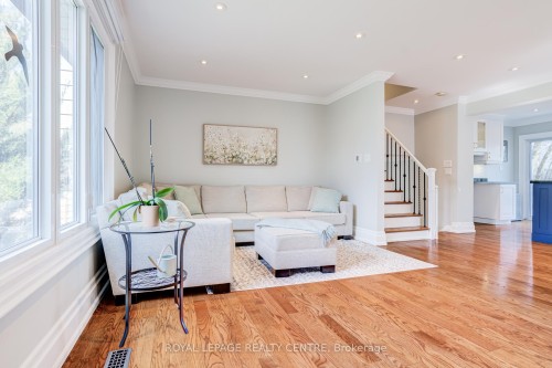 2590 Bromsgrove Road, Mississauga, ON - Indoor Photo Showing Living Room