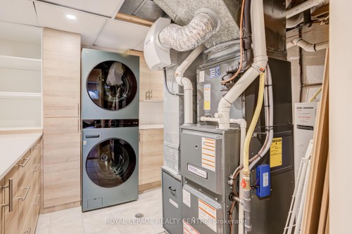 2590 Bromsgrove Road, Mississauga, ON - Indoor Photo Showing Laundry Room