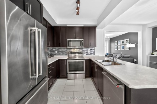 190 East'S Corners Boulevard, Vaughan, ON - Indoor Photo Showing Kitchen With Double Sink With Upgraded Kitchen