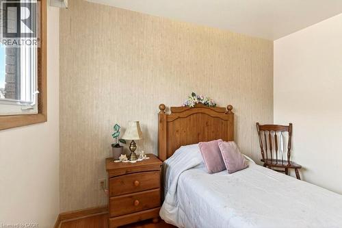 92 Reid Avenue S, Hamilton, ON - Indoor Photo Showing Bedroom