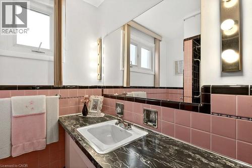 92 Reid Avenue S, Hamilton, ON - Indoor Photo Showing Bathroom