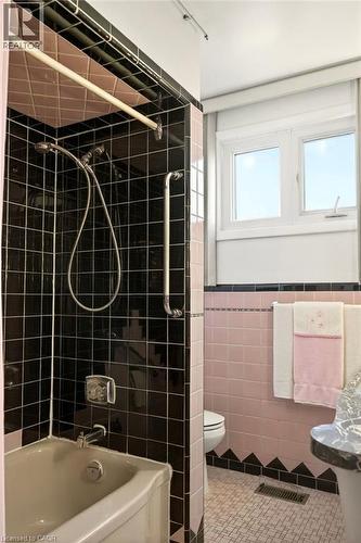 92 Reid Avenue S, Hamilton, ON - Indoor Photo Showing Bathroom