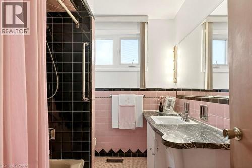 92 Reid Avenue S, Hamilton, ON - Indoor Photo Showing Bathroom