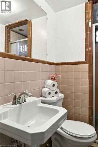 92 Reid Avenue S, Hamilton, ON - Indoor Photo Showing Bathroom