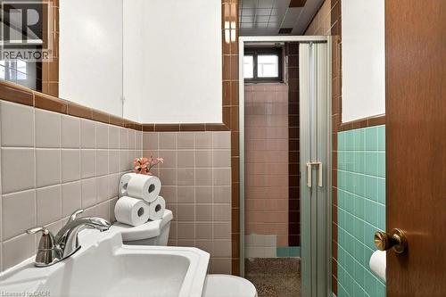 92 Reid Avenue S, Hamilton, ON - Indoor Photo Showing Bathroom