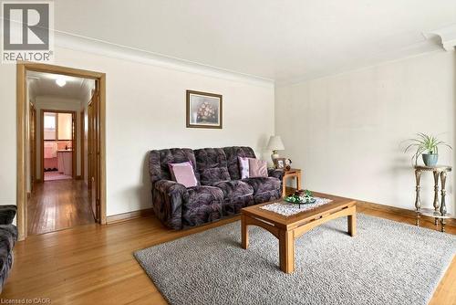 92 Reid Avenue S, Hamilton, ON - Indoor Photo Showing Living Room